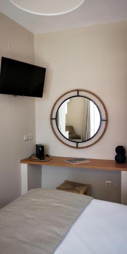 普拉提伊亚洛斯西弗诺斯Lemonia Rooms的一间卧室配有圆形镜子和一张床