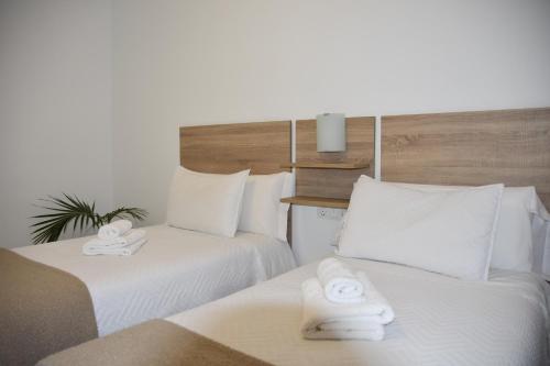 科尔多瓦SIERRA LAGO的酒店客房,配有两张带白色毛巾的床