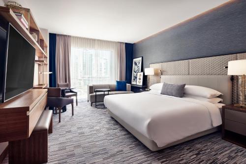 蒙特雷JW Marriott Hotel Monterrey Valle的配有一张床和一台平面电视的酒店客房