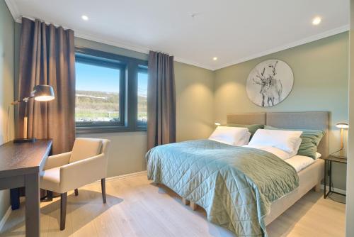 Nord-LenangenLyngen Experience Lodge的一间卧室配有一张床、一张书桌和一个窗户。