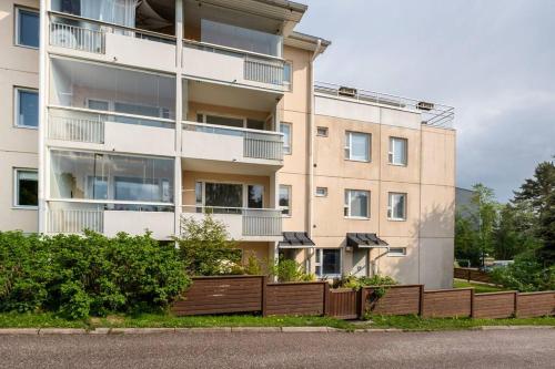 波尔沃Yksiö saunalla ja patiolla的公寓大楼前方设有围栏