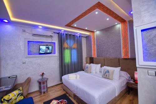 舍夫沙万Hotel Dar Annasr的一间酒店客房,配有一张床和一台电视