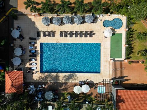 伊瓜苏Cataratas Park Hotel e Eventos的享有度假村游泳池的顶部景致