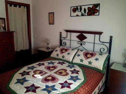 La AulagaCasa Rural Paraiso de Emilia的一间卧室配有床,床上装有被子