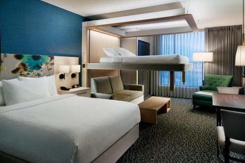 纳什维尔TownePlace Suites Nashville Downtown/Capitol District的酒店客房配有一张床和一张双层床。