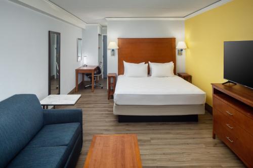 汉普顿海边阿什沃斯酒店的酒店客房,配有床和沙发