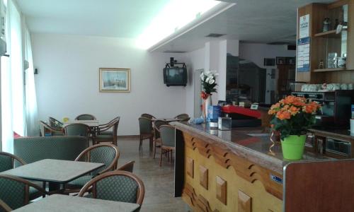 索托马里纳诺瓦德尔酒店的餐厅设有酒吧和桌椅