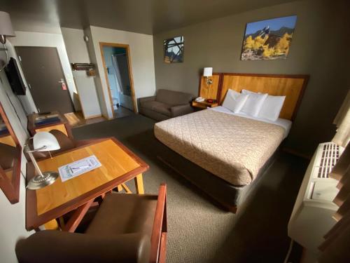 比尤特Rocker Inn的小型酒店客房配有一张床和一张桌子