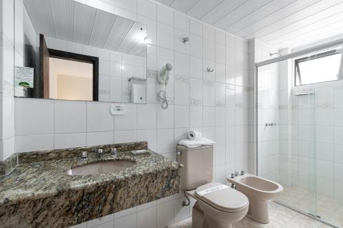 库里提巴Hotel Flat Petras Residence的白色的浴室设有水槽和卫生间。