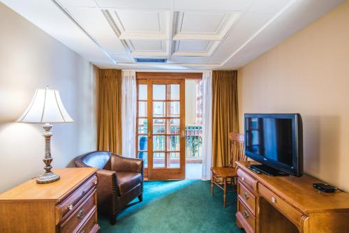 雷德洛治波拉德酒店的客厅配有电视、沙发和椅子