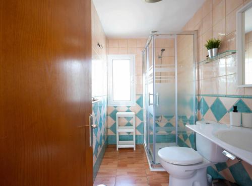 梅罗那瑞斯Apartamento Maypa 4 Arena的浴室配有卫生间、盥洗盆和淋浴。