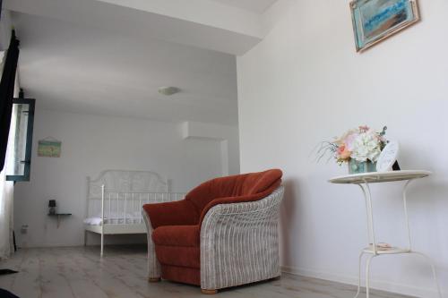 埃尔埃尼塔Vila Selina的客厅配有椅子和婴儿床