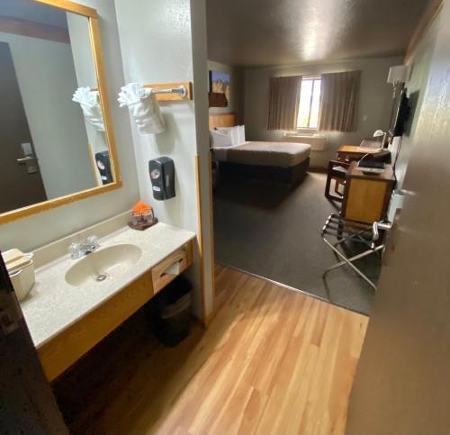 比尤特Rocker Inn的一间带水槽和镜子的浴室以及一张床