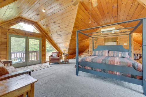 Benezette3-Acre Benezette Cabin with Hot Tub, Grill and Mtn View的小木屋内一间卧室,配有一张床