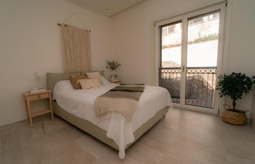 蒂瓦特Lustica Bay Apartment Ana Marija By 2bhome的一间卧室设有一张床和一个大窗户