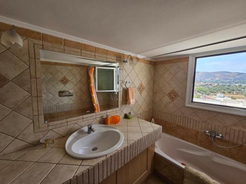 ThorikónKD Country Home的一间带水槽和窗户的浴室