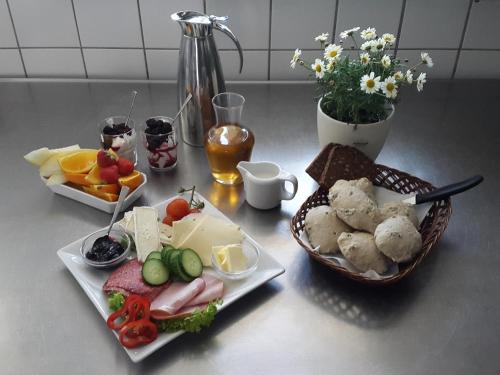 普赖斯特伽戈施维德B&B酒店的桌子,桌子上放着两盘食物