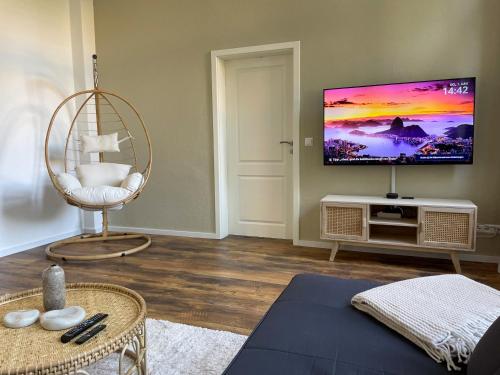 马格德堡Bamboo City的客厅设有壁挂式平面电视。