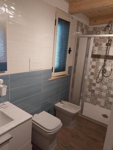 卡梅罗塔码头B&B JoseyMaria的浴室配有卫生间、盥洗盆和淋浴。