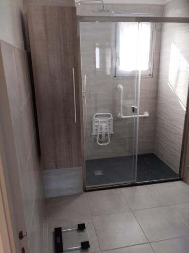卡瓦永appartement 4 couchages renovés entièrement的带淋浴的浴室和玻璃门