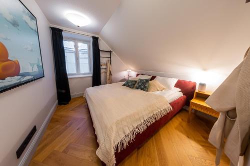 哈普萨卢Bürgermeistri majutus的一间小卧室,配有床和窗户