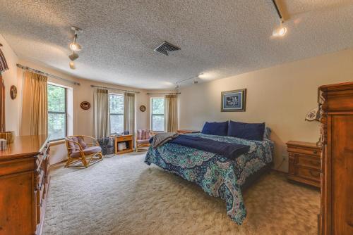 克劳德克罗夫特Cloudcroft Mtn Home with Patio, Walk to Golf Course!的卧室配有一张床和一张桌子及椅子