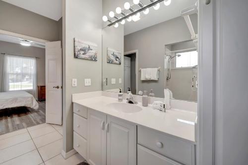 马可岛Tranquil Haven的白色的浴室设有水槽和镜子