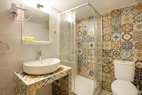欧墨菲波利酒店的一间浴室
