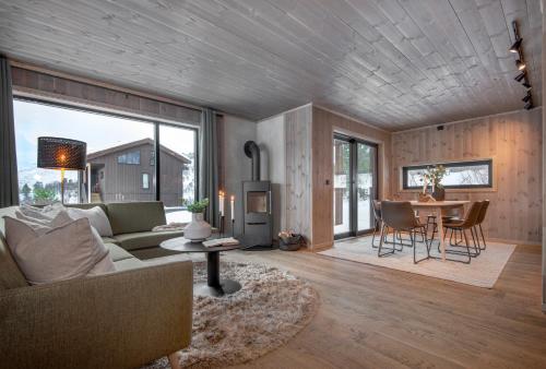 斯特兰达Exclusive Cabin Apartment with Sauna - 101的客厅配有沙发和桌子