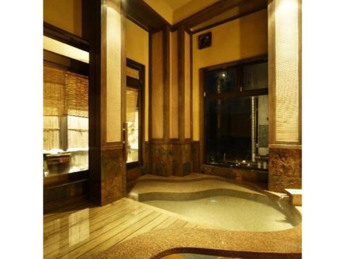 妙高Kofukan - Vacation STAY 67964v的客房内的带按摩浴缸的浴室