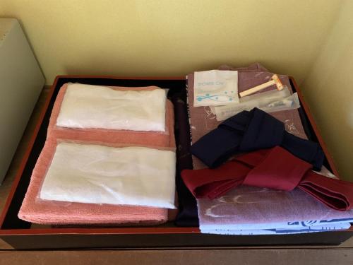 妙高Kofukan - Vacation STAY 67971v的装满不同类型毛巾的行李箱