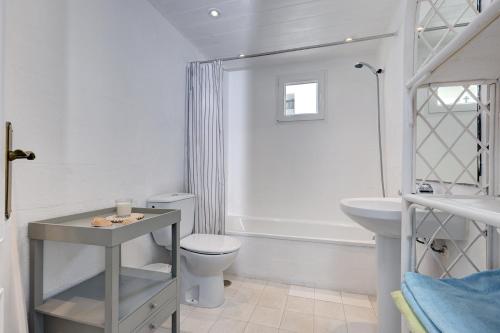 马贝拉Puerto Banus Harbour View Apartment的白色的浴室设有卫生间和水槽。