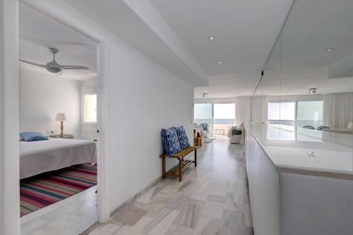 马贝拉Puerto Banus Harbour View Apartment的一间白色的卧室,配有一张床,享有海景