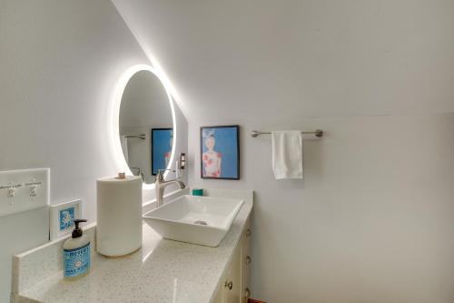 摩根敦Pet-Friendly Murph Landing - 1 Mile to WVU!的白色的浴室设有水槽和镜子