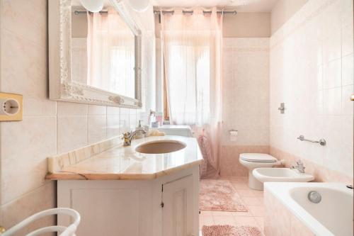 路伊斯亚戈菲奥伦扎公寓的一间带水槽、卫生间和镜子的浴室