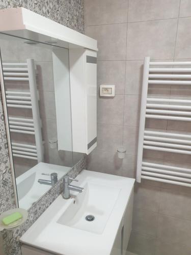 Awlād ‘UmarVilla Château D'eau Djerba的浴室设有白色水槽和镜子