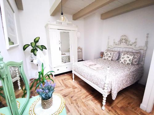 波尔蒂芒Charming Portuguese style apartment, for rent "Vida à Portuguesa", "Gaivota" Alojamento Local的卧室配有白色的床和镜子