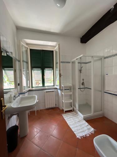 Castiglione ChiavareseLa casa di Martina a San Pè的一间带两个盥洗盆和淋浴的浴室