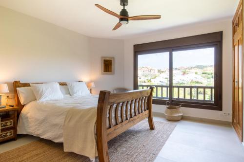 米哈斯Villa close to the beach.的一间卧室设有一张床和一个大窗户