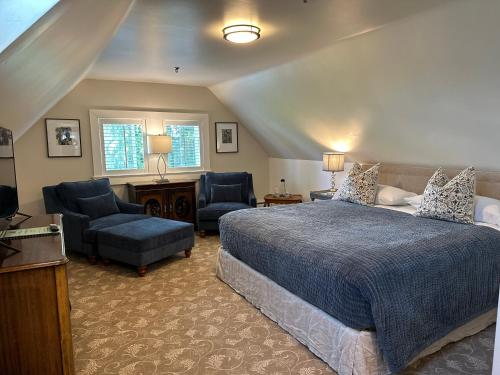 温哥华西端宾馆的一间卧室配有一张床、一张沙发和椅子