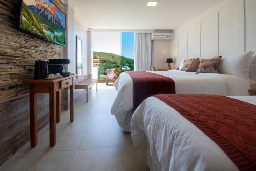 布希奥斯若昂费尔南德斯宾馆体验式酒店的酒店客房设有两张床和窗户。