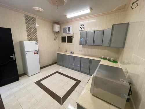 麦地那شقة واسعة بدخول ذاتي的厨房配有冰箱和台面