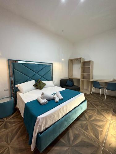 那不勒斯San Ferdinando suite room的一间卧室配有一张大床和毛巾