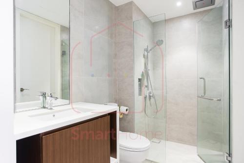Kampong Padang JawaLUXURY CONDO RM99 HILL10 ICITY 2BD FREE PARKING的带淋浴、盥洗盆和卫生间的浴室