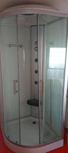 普诺Uros TITICACA home lodge的玻璃淋浴间,有黑色的座位