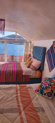 普诺Uros TITICACA home lodge的船上一间卧室配有两张床
