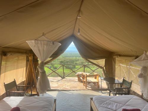 NarokSunset camp的美景帐篷 - 带床和椅子