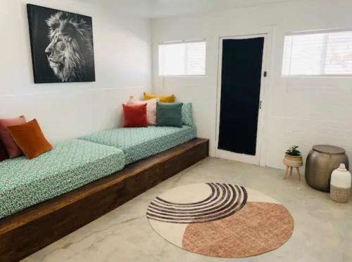 沙漠温泉Modern + Midcentury House in B Bar H Ranch的客厅配有两张沙发和地毯。