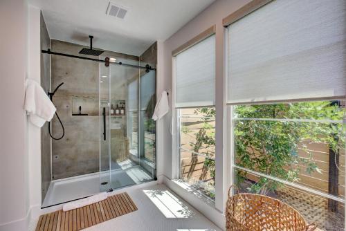 博伊西Off-Broadway - Modern woutdoor haven的带淋浴和玻璃淋浴间的浴室