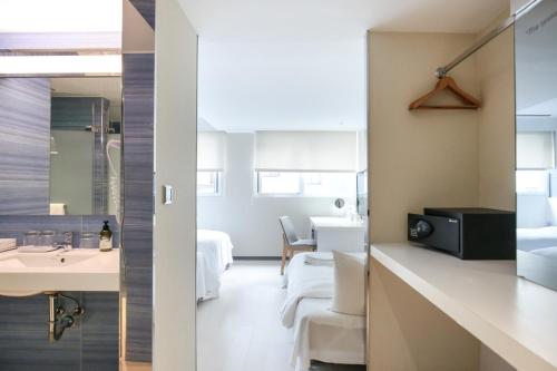 台北丹迪旅店 - 天母店的酒店客房设有水槽和浴室